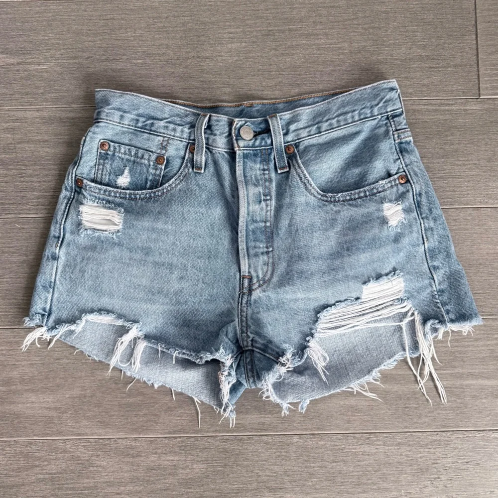 Levi's Women's 501 Cotton High Rise Denim Shorts Sansome St Size 26 56327-0193 - Picture 14 of 16